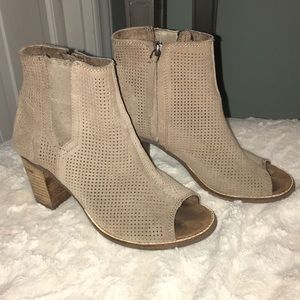 Tom’s Majorca peep toe